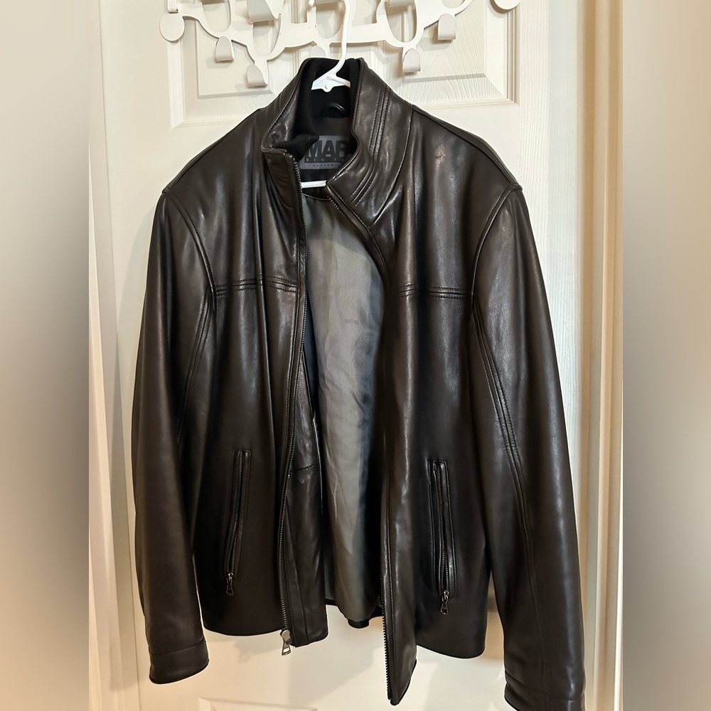 Men’s 100% genuine leather jacket! Medium and in great condition!